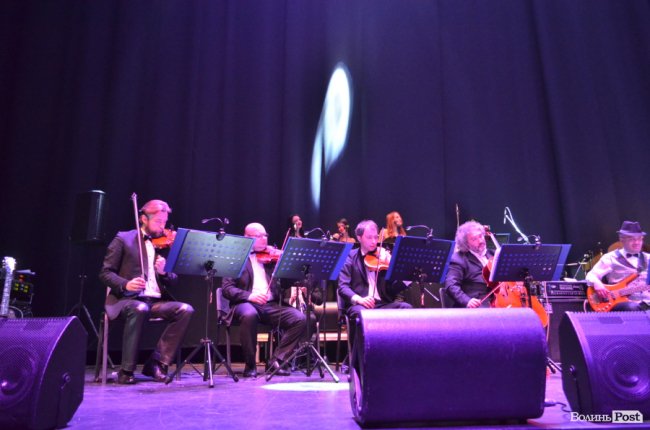 Новорічні хіти та казкова енергетика: як лучан розважали LeoBand Orchestra. ФОТОРЕПОРТАЖ