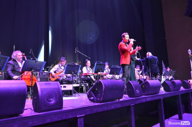 Новорічні хіти та казкова енергетика: як лучан розважали LeoBand Orchestra. ФОТОРЕПОРТАЖ