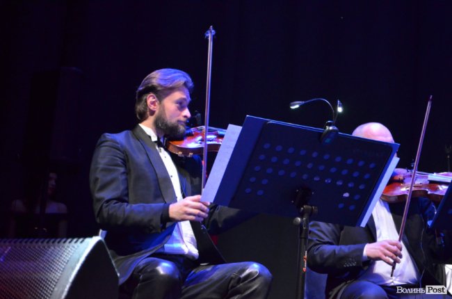 Новорічні хіти та казкова енергетика: як лучан розважали LeoBand Orchestra. ФОТОРЕПОРТАЖ