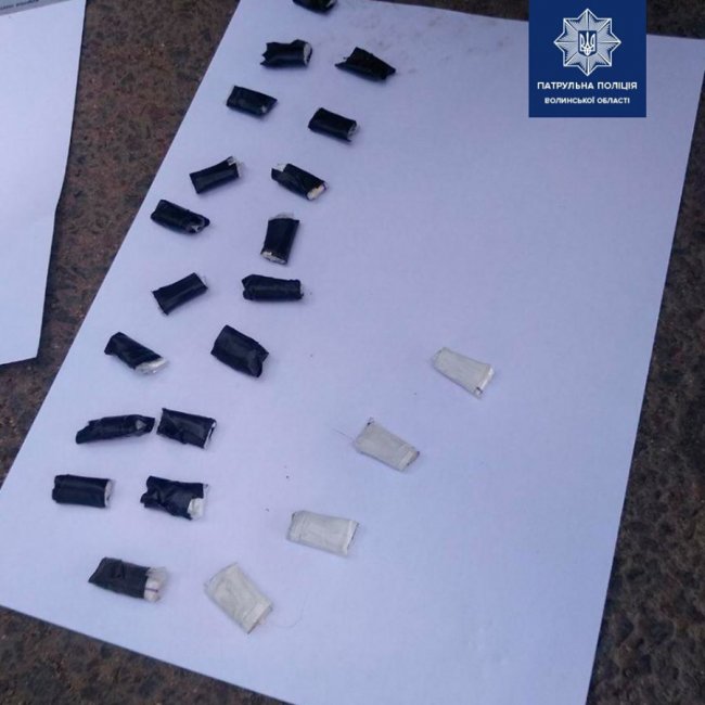 У Луцьку посеред вулиці затримали чоловіка з понад 20 пакетиками наркотиків. ФОТО
