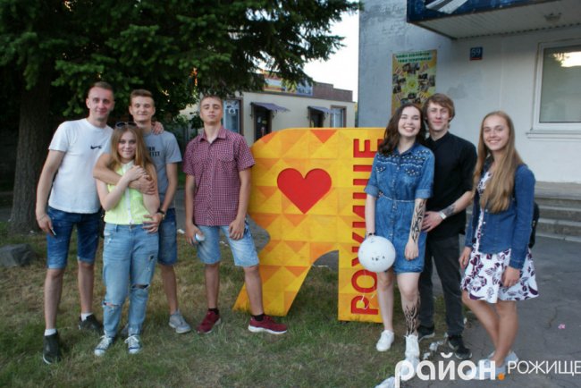 Народні гуляння у місті на Волині. ФОТО