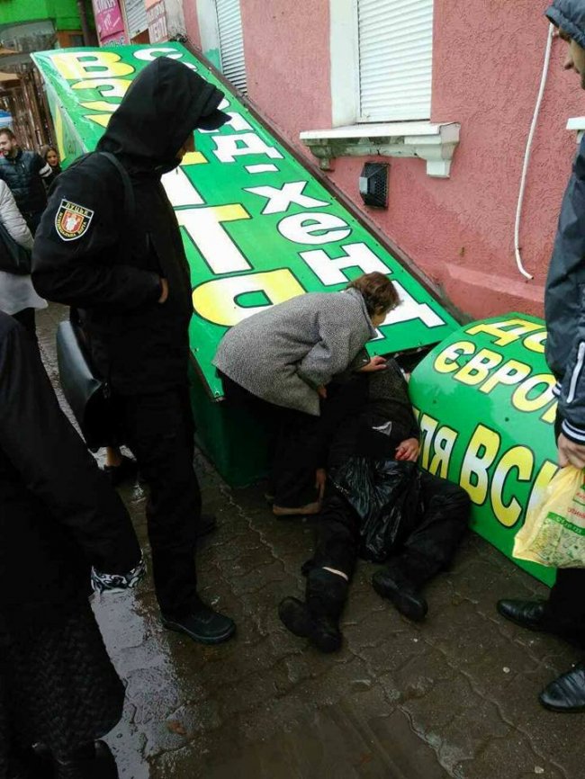 Муніципали виявили п’янющу жінку, яку не зразу «реанімували» і медики