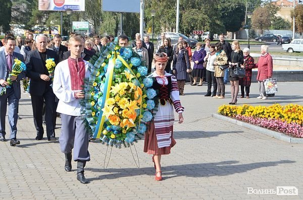 У Луцьку поклали квіти до пам'ятника Грушевському. ФОТО