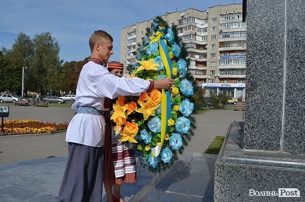 У Луцьку поклали квіти до пам'ятника Грушевському. ФОТО