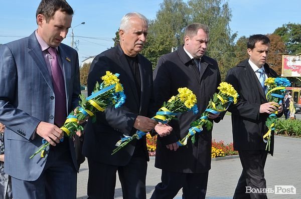 У Луцьку поклали квіти до пам'ятника Грушевському. ФОТО