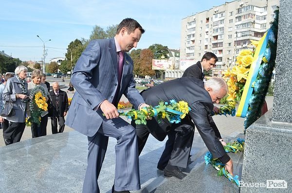 У Луцьку поклали квіти до пам'ятника Грушевському. ФОТО
