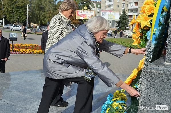 У Луцьку поклали квіти до пам'ятника Грушевському. ФОТО