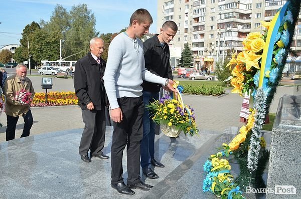 У Луцьку поклали квіти до пам'ятника Грушевському. ФОТО