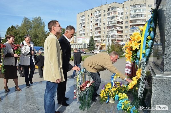 У Луцьку поклали квіти до пам'ятника Грушевському. ФОТО