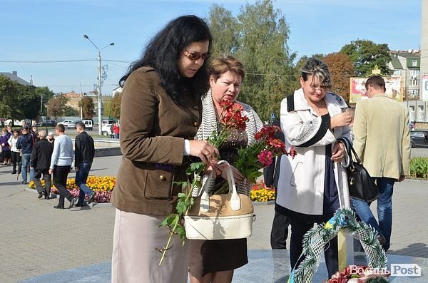 У Луцьку поклали квіти до пам'ятника Грушевському. ФОТО