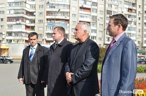 У Луцьку поклали квіти до пам'ятника Грушевському. ФОТО