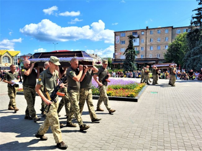 У Ковелі провели в останню дорогу Героїв Володимира Лучиновича та Олександра Берегу