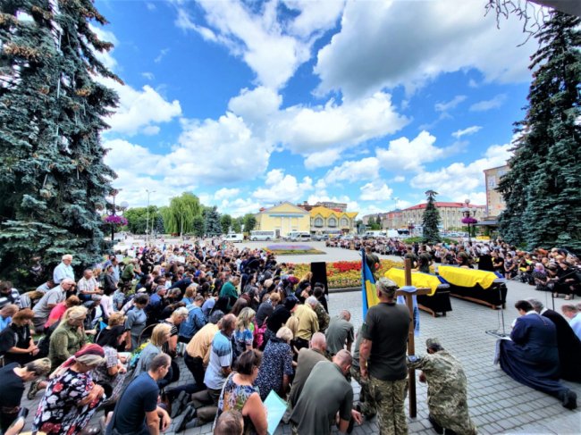 У Ковелі провели в останню дорогу Героїв Володимира Лучиновича та Олександра Берегу