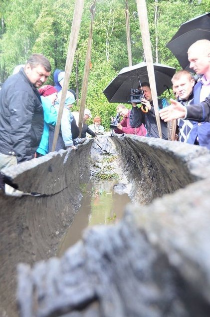 Унікальні світлини: як піднімали з води старовинний човен. ФОТО. ВІДЕО