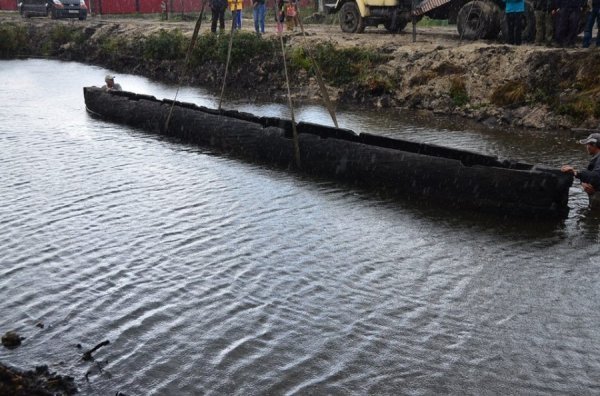 Унікальні світлини: як піднімали з води старовинний човен. ФОТО. ВІДЕО