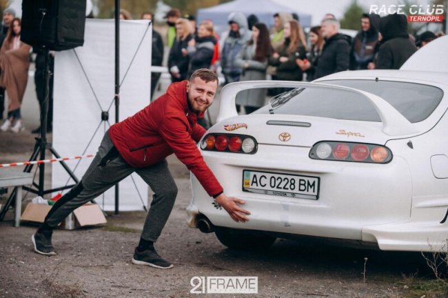 Під Луцьком влаштували екстремальні автогонки. ФОТО 