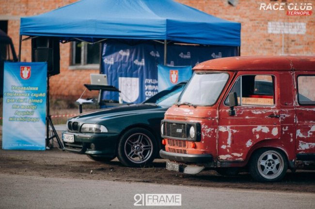 Під Луцьком влаштували екстремальні автогонки. ФОТО 