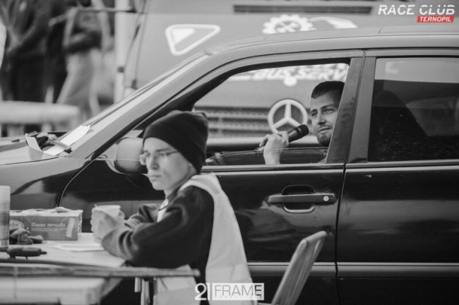 Під Луцьком влаштували екстремальні автогонки. ФОТО 