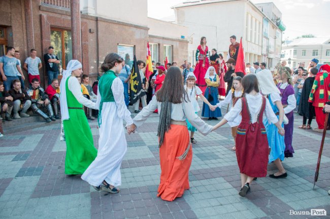 Середньовічні сукні, лицарські обладунки і давні забави: «Князівський бенкет» у Луцьку. ФОТО