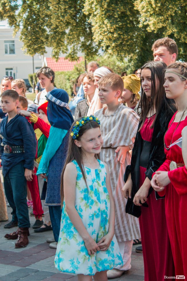 Середньовічні сукні, лицарські обладунки і давні забави: «Князівський бенкет» у Луцьку. ФОТО