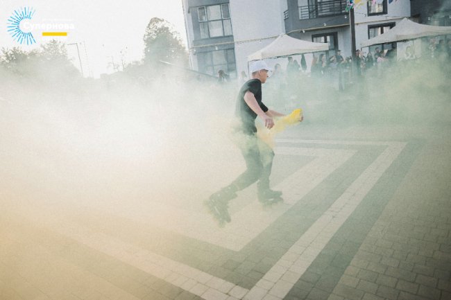 Жовтий дим, супергерої і райські яблука: як на «Супернові» святкували День сусіда. ФОТО*