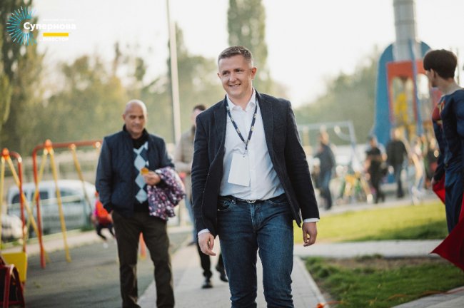 Жовтий дим, супергерої і райські яблука: як на «Супернові» святкували День сусіда. ФОТО*