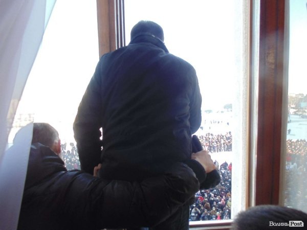 Гузь виступає перед натовпом з вікна кабінету Войтовича