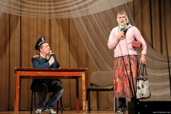 У Луцьку під час КВНу думали, як використати пластиковий диплом. ФОТО