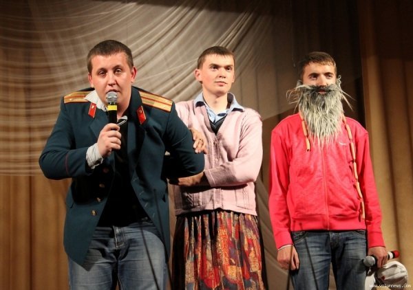 У Луцьку під час КВНу думали, як використати пластиковий диплом. ФОТО