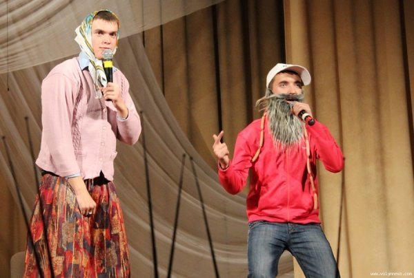 У Луцьку під час КВНу думали, як використати пластиковий диплом. ФОТО