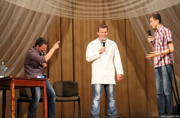 У Луцьку під час КВНу думали, як використати пластиковий диплом. ФОТО