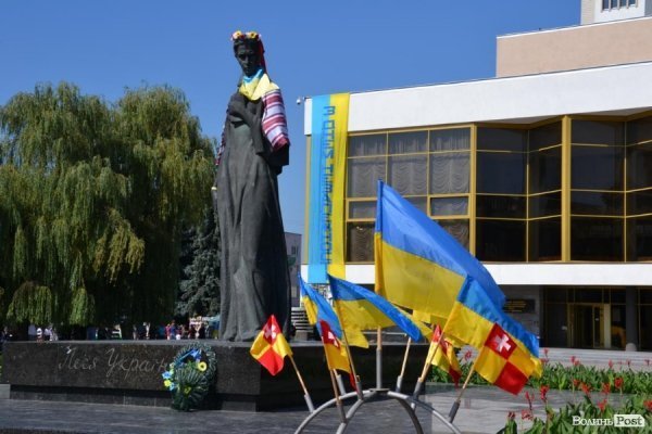 У Луцьку пам'ятники одягнули у «вишиванки».ФОТО