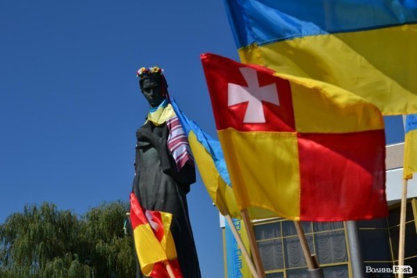 У Луцьку пам'ятники одягнули у «вишиванки».ФОТО