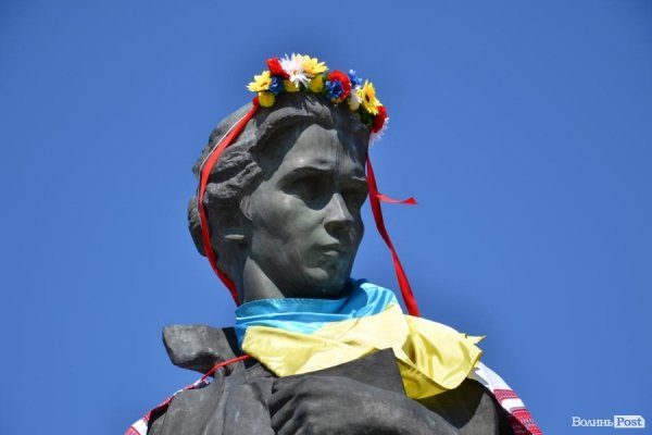 У Луцьку пам'ятники одягнули у «вишиванки».ФОТО