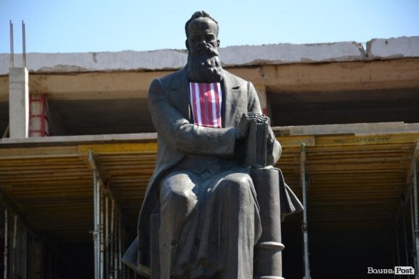 У Луцьку пам'ятники одягнули у «вишиванки».ФОТО