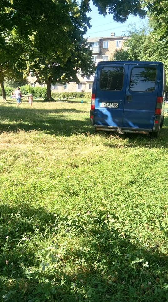 На зауваження відповідає агресивно, - волинянин про водійку, яка паркується на дитячому майданчику