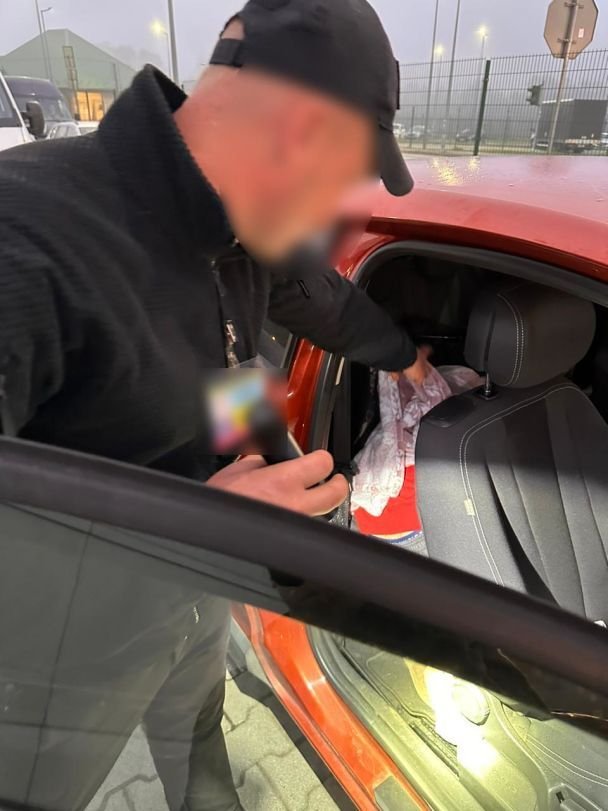 Громадянка Польщі намагалася вивезти з України свого хлопця-українця, сховавши під ковдрою. ФОТО