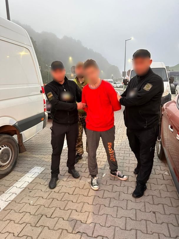 Громадянка Польщі намагалася вивезти з України свого хлопця-українця, сховавши під ковдрою. ФОТО