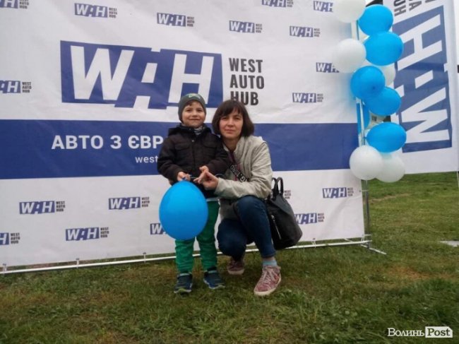 Луцька компанія WEST AUTO HUB розігрує iPhone X на фестивалі ретро-автомобілів  у столиці*