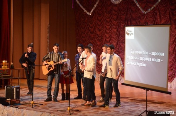 У Луцьку лунали колядки під волинку. ФОТО