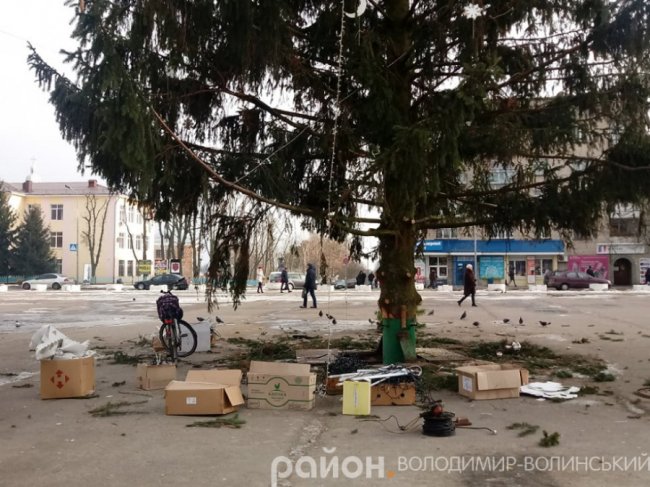 У Володимирі розібрали головну ялинку міста. ФОТО