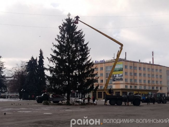 У Володимирі розібрали головну ялинку міста. ФОТО