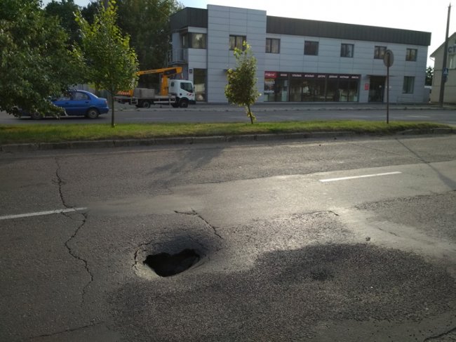 На луцькій вулиці – небезпечна яма. ФОТО