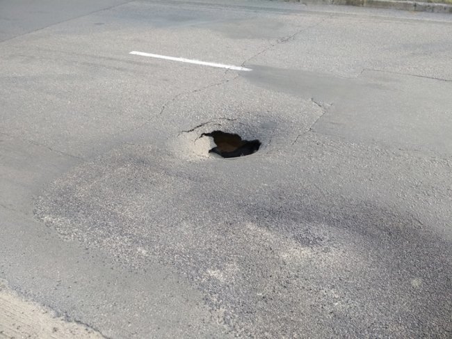 На луцькій вулиці – небезпечна яма. ФОТО