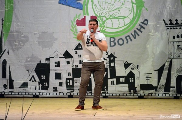 На КВНі в Луцьку перемогла команда, яка роздягалась на сцені і багато кричала. ФОТО