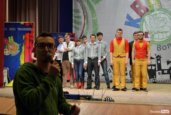 На КВНі в Луцьку перемогла команда, яка роздягалась на сцені і багато кричала. ФОТО