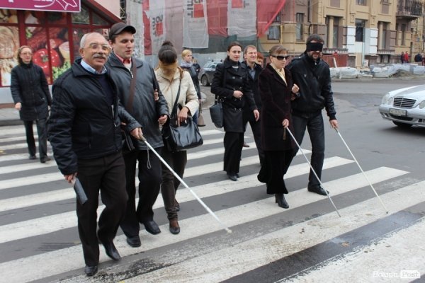 У Луцьку «на ділі» показали, як живеться незрячим. ФОТО