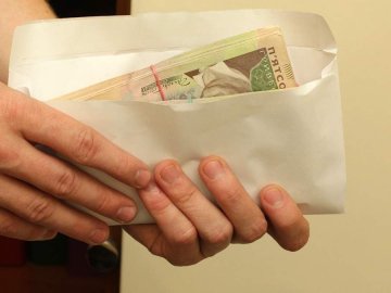 Волинянка повернула державі понад 100 тисяч гривень соцдопомоги, яку отримала шахрайським методом