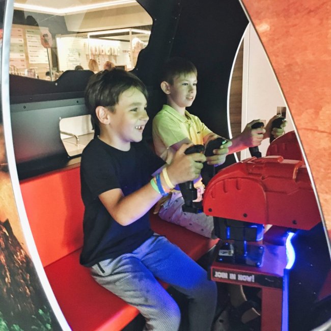 Play Hall, що у «Промені», дарує подарунки іменинникам*