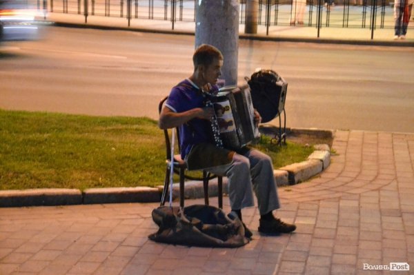 Вуличні музиканти наповнюють Театральний майдан традиційними мелодіями